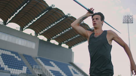 Carrera-Y-Lanzamiento-De-Jabalina-En-El-Estadio.-Toma-En-Cámara-Lenta-De-Un-Joven-Lanzando-Jabalina.-Un-Hombre-Caucásico-Lanzador-De-Jabalina-En-El-Estadio.